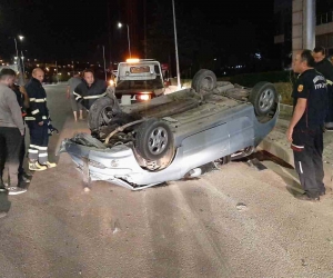 Refüje çarpıp ters dönen otomobilin sürücüsü yaralandı