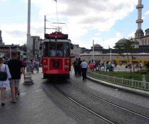 Taksim’in simgesi nostaljik tramvaylarda şarkılarla zaman yolculuğu