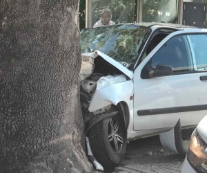 Otomobil otobüs durağına daldı: 1’i ağır 3 yaralı