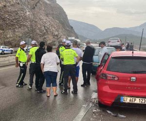 Antalya’da 5 araçlı zincirleme kaza: Karayolunda uzun araç kuyruğu oluştu