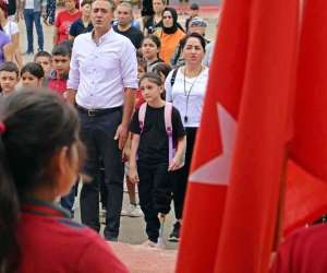 13 günlükken sol bacağı kesilen Özge, protez bacağıyla okula gelip ders başı yaptı