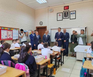 İlkokul öğrencisinin Vali Yavuz’dan ilk talebi ‘Deve-cüce’ oynamak oldu