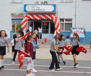 Edirne’de İlk ders zili çaldı, okullar çocuk sesleriyle şenlendi