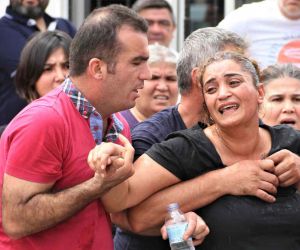 Antalya’da 3 genç için gözyaşları sel oldu, aile kapatılan yola tepki gösterdi