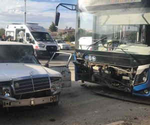 Elazığ’da otobüs 2 otomobile çarptı: 5 yaralı