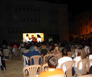 Kendi hayatını sahne alan filmi duygu dolu gözlerle izledi