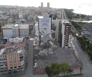 İskenderun’da 13 katlı bina patlatma yöntemiyle yıkıldı