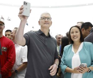 ABD merkezli teknoloji firması Apple yeni telefon ve akıllı saat modellerini tanıttı