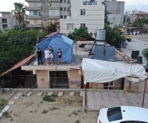 Depremzede öğrenciler ders çalışmak için evin damına çadır kurdu