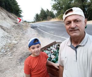 Dağ yolu ve etrafına atılan alkol şişelerini topladılar