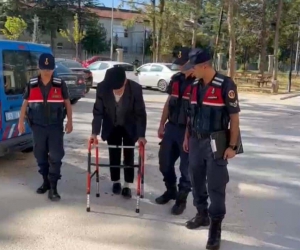 Karısını öldürdüğü iddia edilen 89 yaşındaki şüpheli adliyeye 4 ayaklı bastonla getirildi