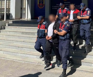 Hırsızlık ve yağma suçlarından aranan firari 2 hükümlü gazinoda yakalandı
