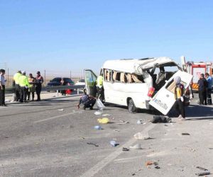 Karaman’da lastiği patlayan minibüs devrildi: 1 ölü, 10 yaralı
