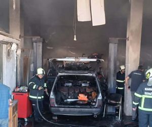 Hurda dükkanında çıkan yangında otomobil kül oldu