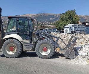 Kahramanmaraş’ta belediye ekipleri inşaat atıklarını kaldırıyor