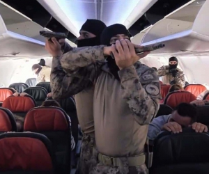 Özel harekat polislerinden, uçakta nefes kesen rehine kurtarma tatbikatı
