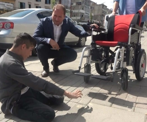Bin 500 kilometre yol kat ederek Recep’e akülü sandalye getirdiler