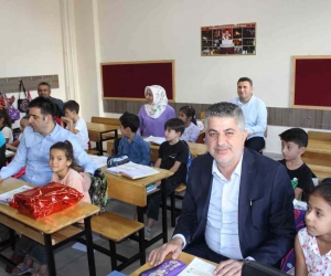 Kaymakam ve milletvekili öğrencilerin heyecanına ortak oldu