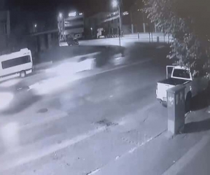 Bursa’da iki aracın kafa kafaya çarpıştığı anlar kamerada