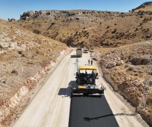 Mardin’de Türkmen Vadisi alternatif çevre yoluna ilk asfalt döküldü