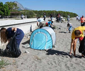 Dünya Temizlik Günü’nde Kemer’de sahil temizliği