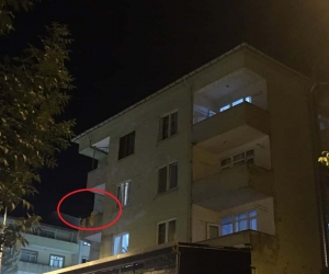 Elinde bıçakla eşini ve 2 yaşındaki çocuğunu esir aldı