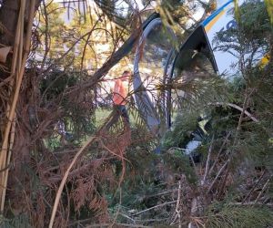 Afyonkarahisar’da 5 yıldızlı termal oteller bölgesinde iki kişilik özel helikopter iniş yaptığı sırada ağaçlara takılarak düştü. Olay yerine sağlık ekipleri sevk edildi.