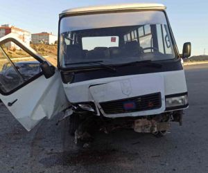 Ankara’da otomobil ile işçi servisi kafa kafaya çarpıştı: 15 yaralı