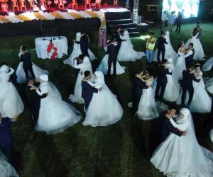 Depremzede 100 çift toplu düğün töreniyle dünya evine girdi, ortaya renkli görüntüler çıktı