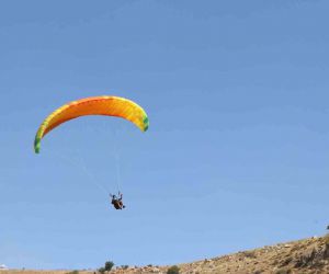 Siirt’te Türkiye yamaç paraşütü hedef şampiyonası 2. etap yarışması başladı