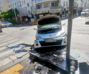 Kırmızı ışık ihlali yapan sürücü otomobiliyle kaldırıma çıktı