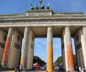 İklim aktivistlerinden tarihi Brandenburg Kapısı’na boyalı saldırı: 14 gözaltı