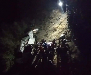 Kaza yapan aracı baraja uçmaktan takıldığı ağaç kurtardı: 3 yaralı