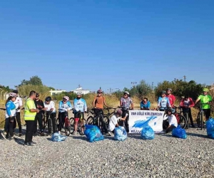 Dünya kıyı günü dolayısıyla Van Gölü sahilinde çüp topladılar
