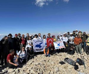 Van Gölü için 3 bin 537 rakımlı Artos Dağı’na tırmanıldı