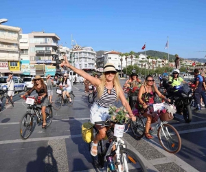 Süslü kadınlar Marmaris’te pedal çevirdi