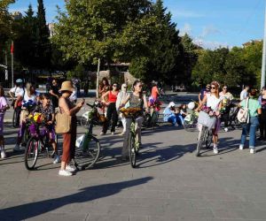 Süslü Kadınlar Bisiklet Turu, İzmit’te renkli görüntüler oluşturdu