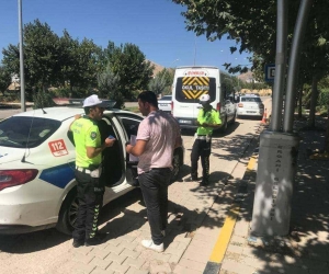 Ergani’de polis ekipleri servis şoförlerini denetledi