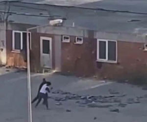 Yabancı uyruklu şahısların tekmeli yumruklu kavgası kamerada
