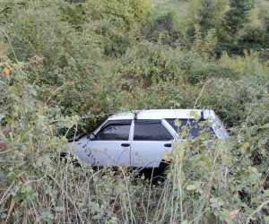 Lastiği patlayan otomobil şarampole uçtu: 4 yaralı