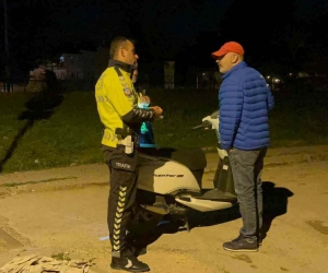 Devrilen motosikletten düşen alkollü sürücü ekiplere zor anlar yaşattı