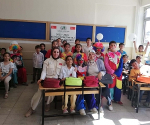 Gönül dostları öğrencilerle bir arada