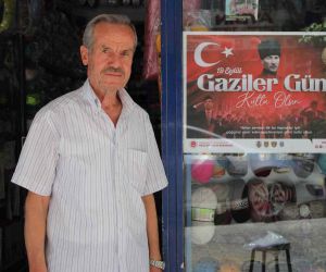 Kıbrıs Gazisi Ballıoğlu, astığı afişlerle gaziliğin önemine dikkat çekiyor
