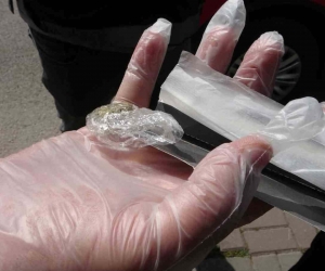 Pendik’te denetim esnasında taksideki bir yolcuda uyuşturucu madde ele geçirildi