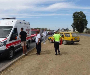 Motosiklet sürücüsünün metrelerce savrulduğu aynı kavşakta 1 saat arayla yaşanan iki kazada araçlar hurdaya döndü