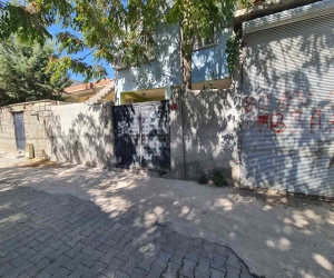 11 aylık bebek babasının kullandığı otomobilin altında can verdi