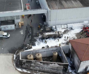 Arnavutköy’de fabrika bahçesindeki yakıt tankeri alev alev yandı