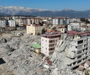 Depremde yıkılan ve 25 kişiye mezar olan bina ile ilgili eksik ve hatalı proje iddiası