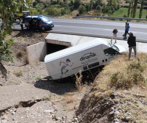 Amasya’da minibüs menfeze uçtu: yaralının yardımına vatandaşlar yetişti