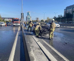 Beylikdüzü E-5’te seyir halindeki otomobil alev alev yandı